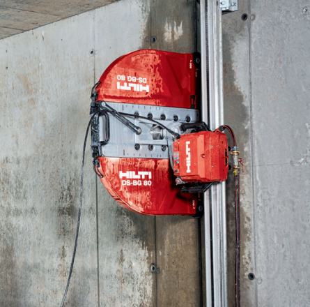Demolición controlada con hilo y disco diamantado, precisa y silenciosa, ideal para estructuras en zonas de difícil acceso, áreas confinadas y cualquier tipo de área, usando equipos Hilti para un corte eficiente.